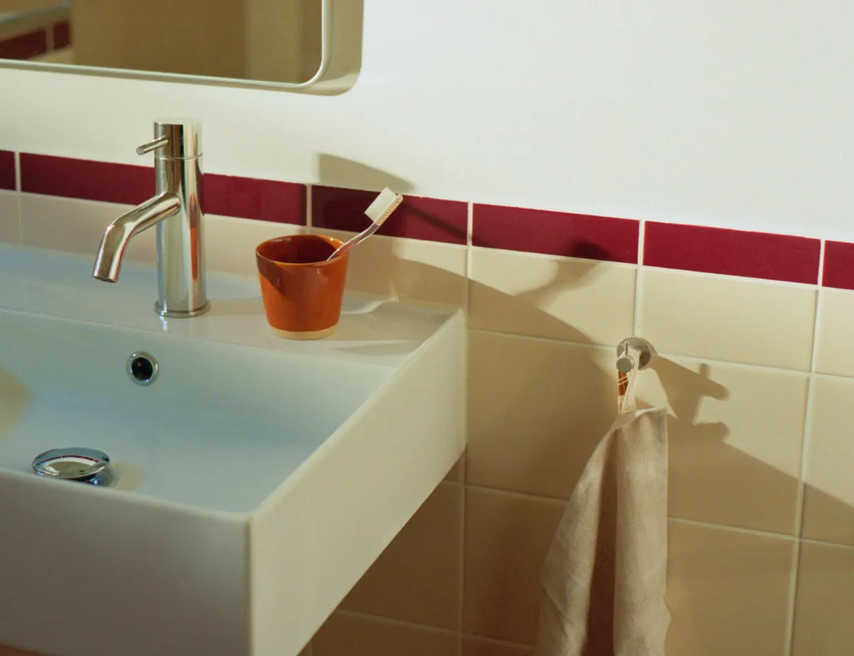 d line seamless stainless steel design with clean lines and minimal architectural detailing