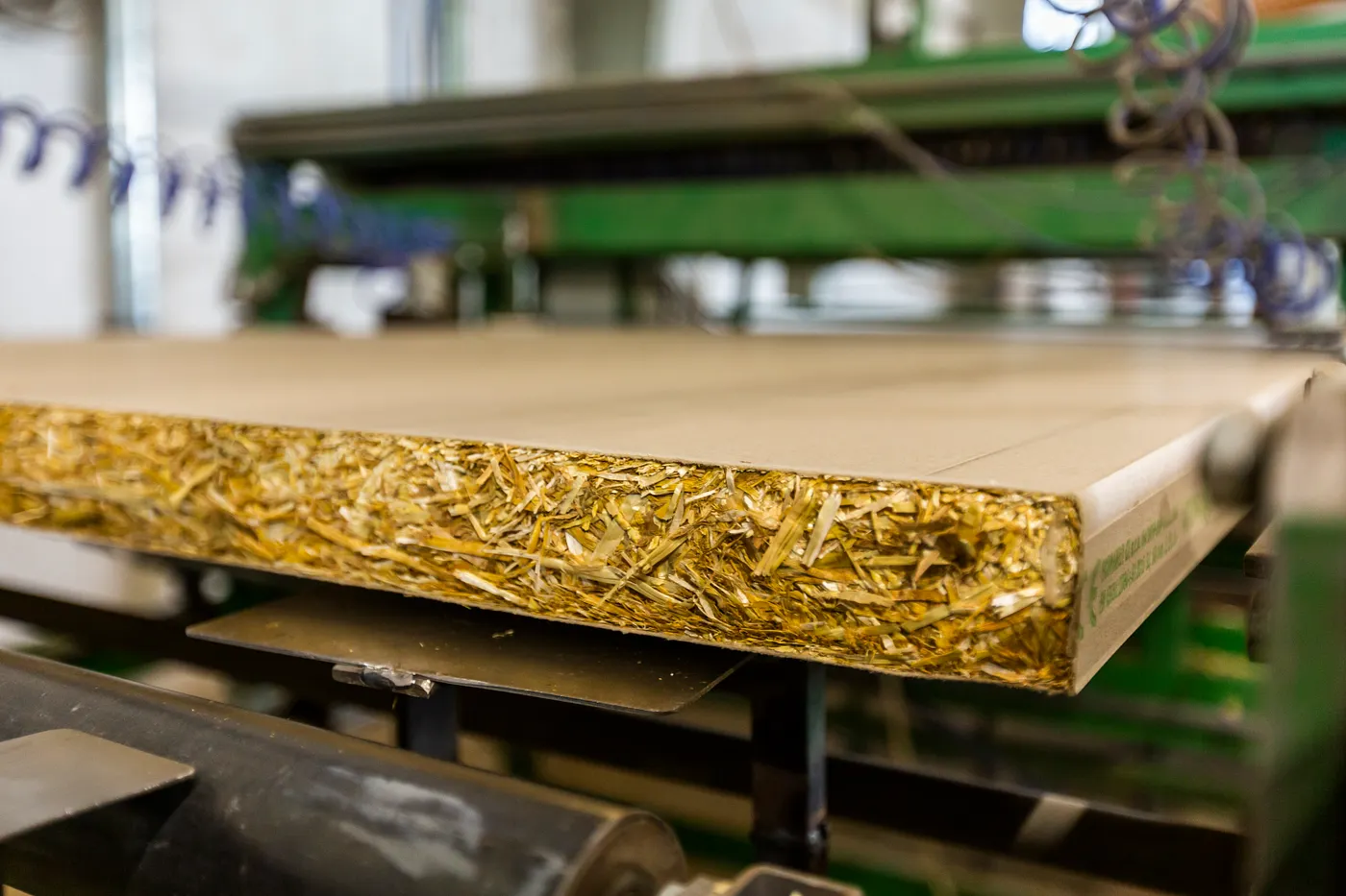 Compression without chemical binders in natural fibre construction materials