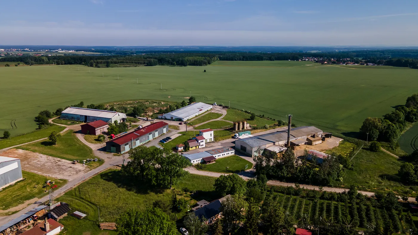 Ekopanely manufacturing facility producing straw-based construction boards